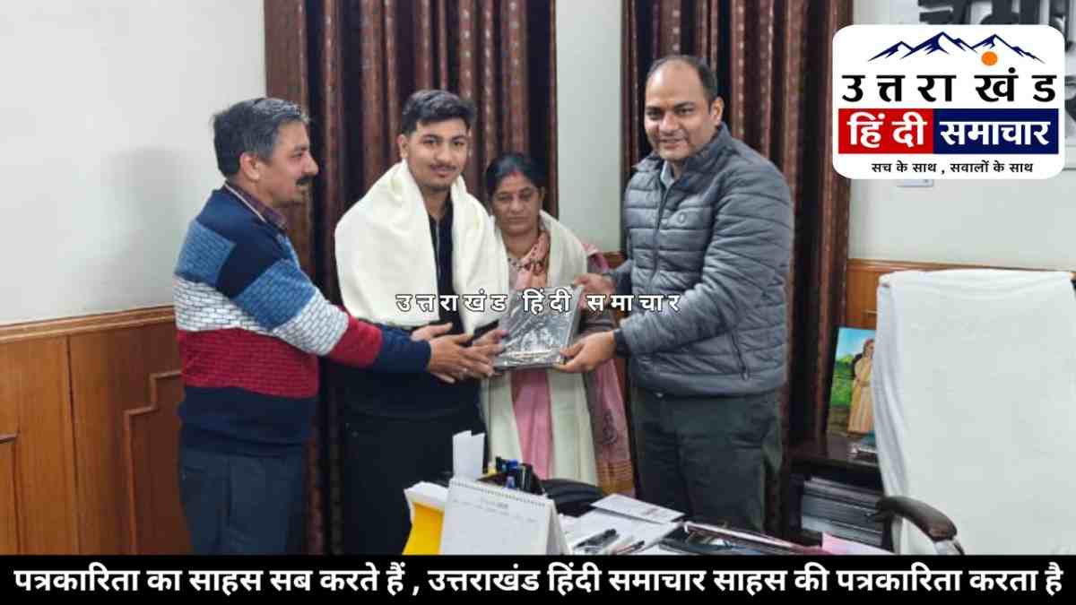 चम्पावत के राहुल नरियाल का कमाल ! ₹40 हजार में बना डाली सोलर कार , DM ने किया सम्मानित